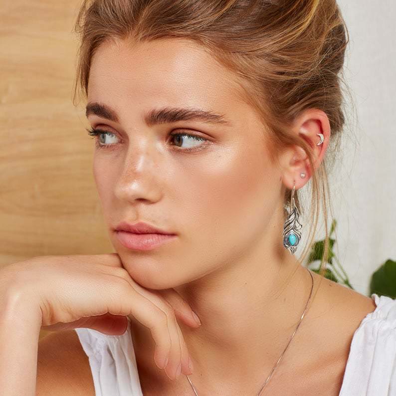 Pendientes bohemios con plumas de pavo real turquesas recortadas de Olivenorma