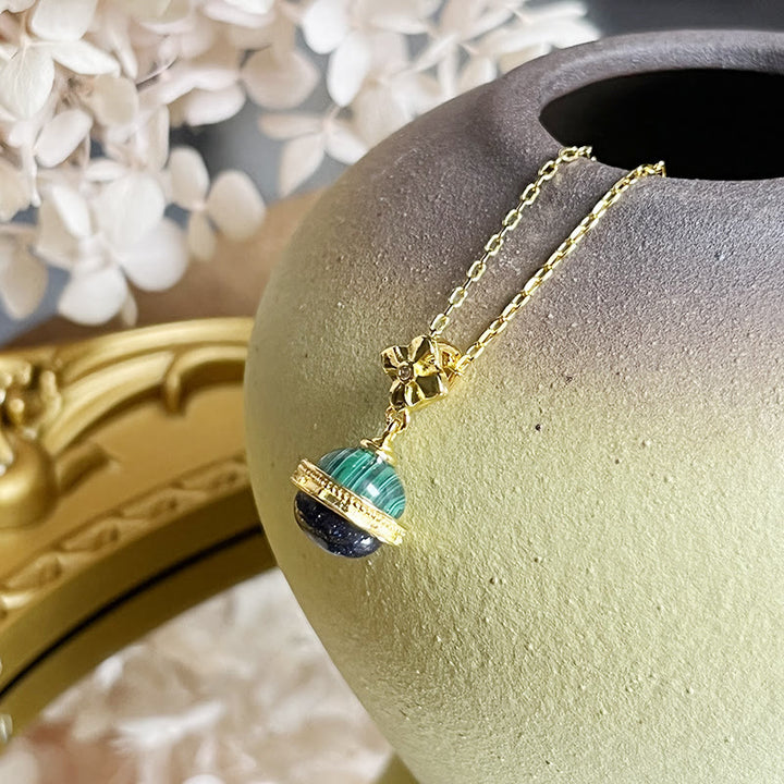 Collar con colgante de esfera de arenisca azul malaquita "Stellar Corona" de Olivenorma