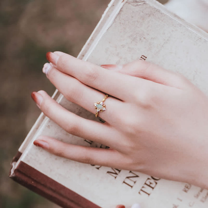 Anillo ajustable de lujo con ópalo ligero de Olivenorma