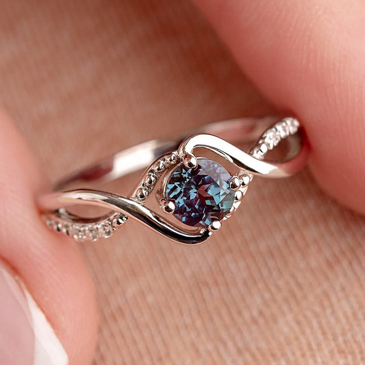 Anillo de compromiso de alejandrita azul en forma de onda de Olivenorma