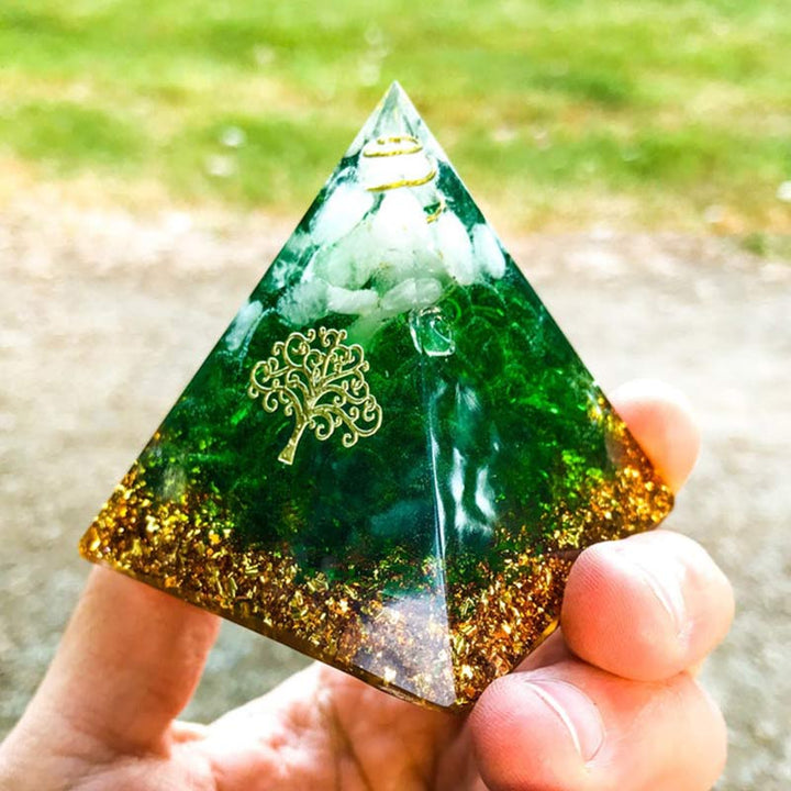 Pirámide de orgón de cristal transparente y jade verde de Olivenorma