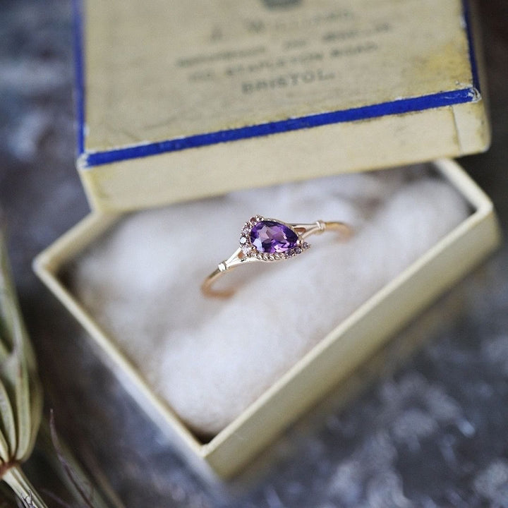 Anillo ajustable abierto con gota de agua y circonita blanca y amatista de Olivenorma