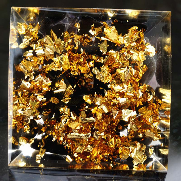 Pirámide de orgón con símbolo OM de amatista natural y obsidiana de Olivenorma