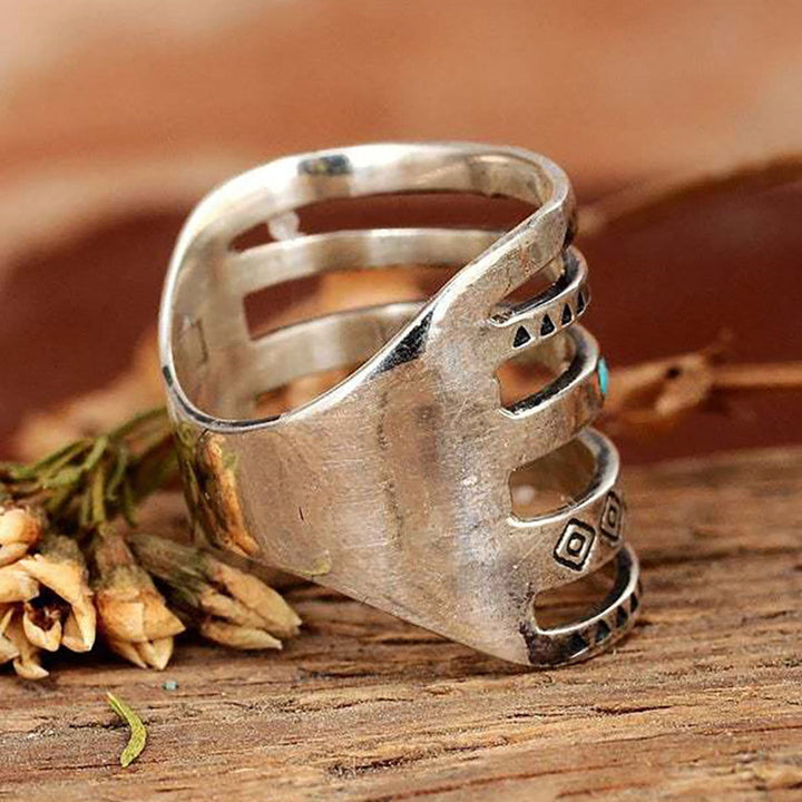 Anillo de plata de ley con turquesa tallada y diseño calado bohemio de Olivenorma