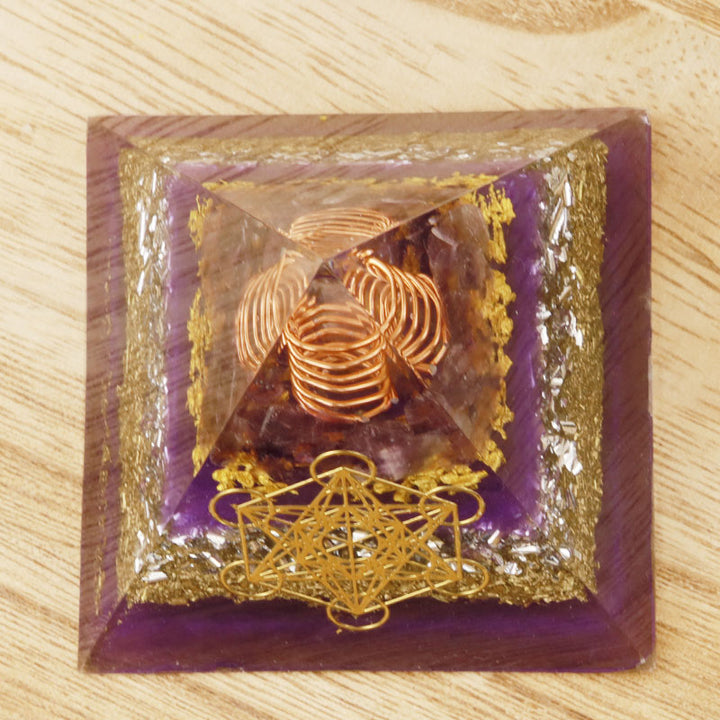 Pirámide de orgón de amatista y cubo de Metatrón de Olivenorma
