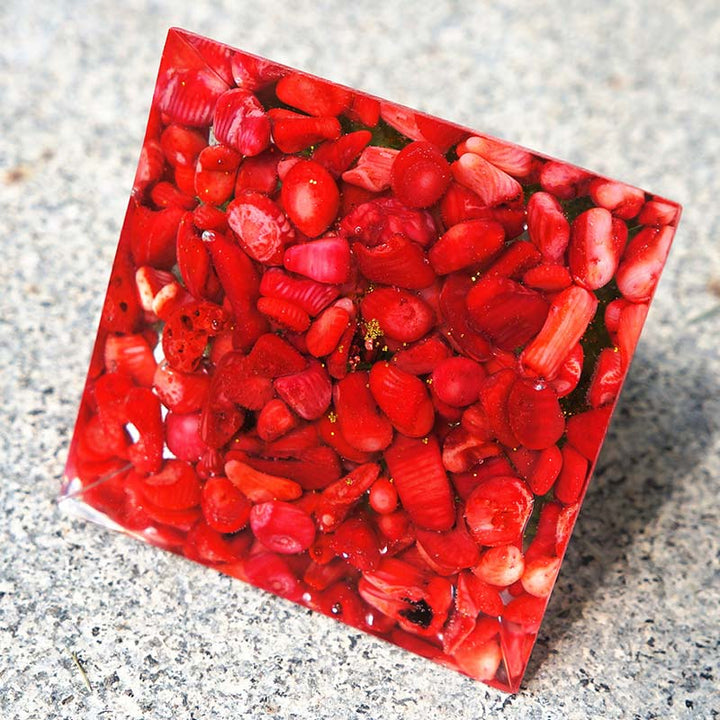 Pirámide de orgón del árbol de la vida de peridoto de Olivenorma con coral rojo