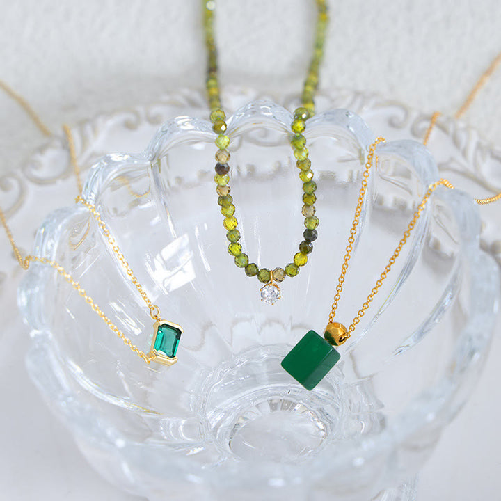 Collar con colgante de peridoto y aventurina verde esmeralda de Olivenorma 