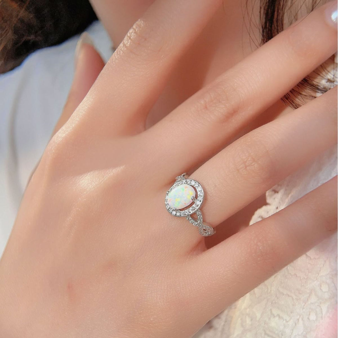 Anillo de diseño trenzado con circonita blanca y ópalo ovalado de Olivenorma 