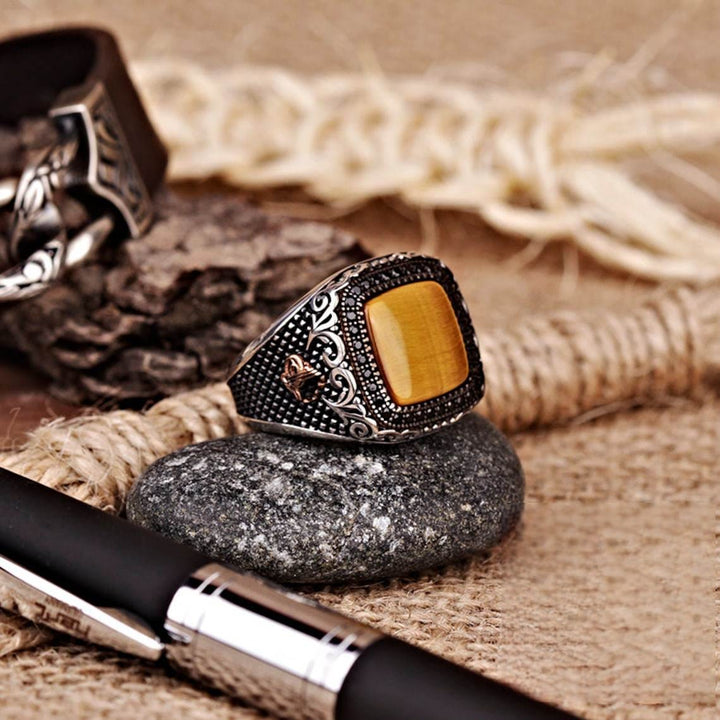 Anillo de hombre con ojo de tigre grabado en metal de Olivenorma