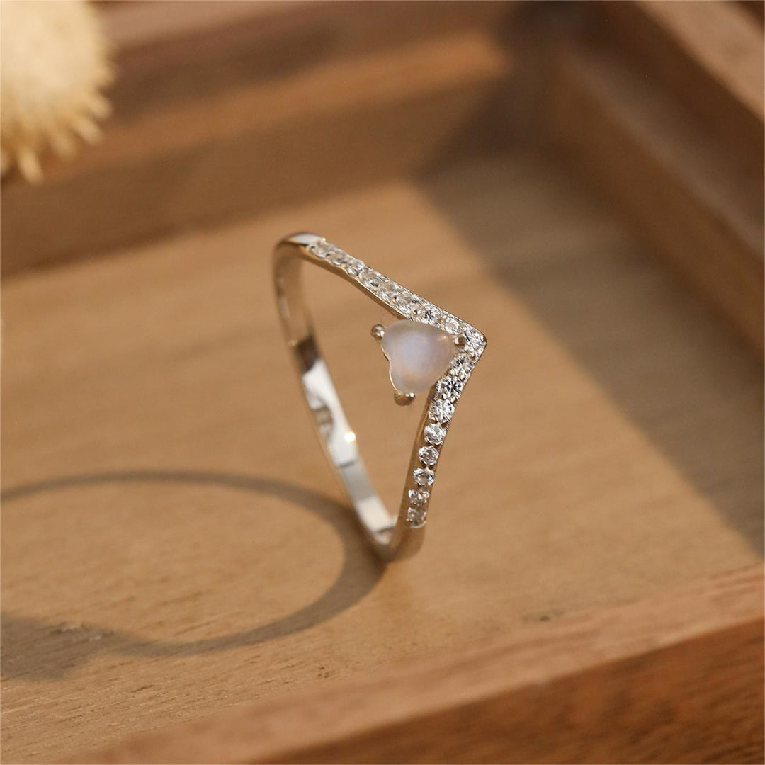 Anillo con diseño de piedra lunar en forma de corazón de Olivenorma 