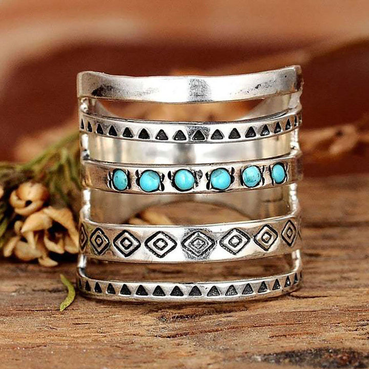 Anillo de plata de ley con turquesa tallada y diseño calado bohemio de Olivenorma