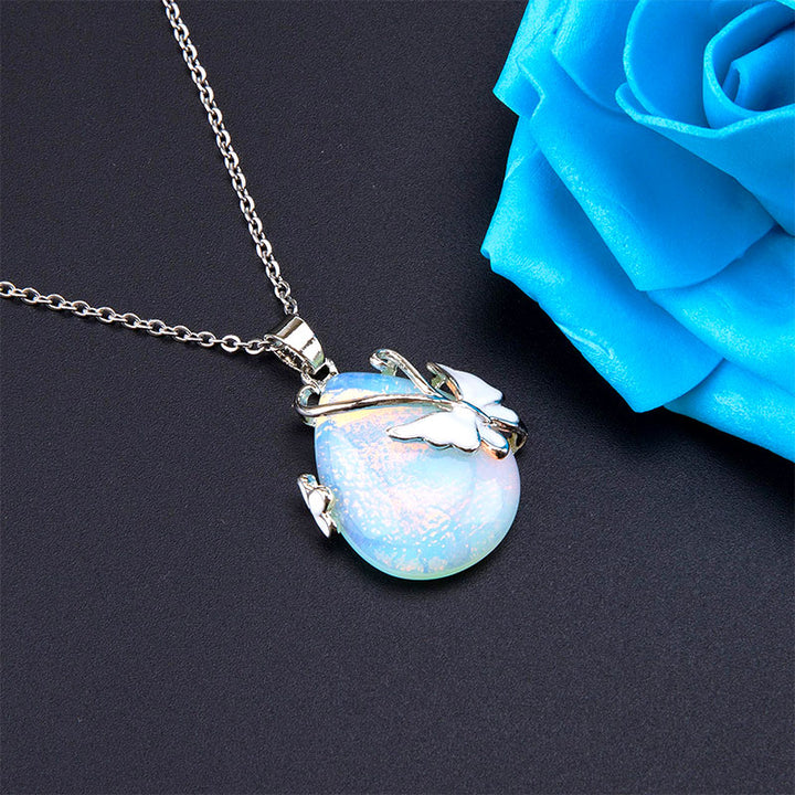 Collar de piedras preciosas con alas de mariposa de cristal.