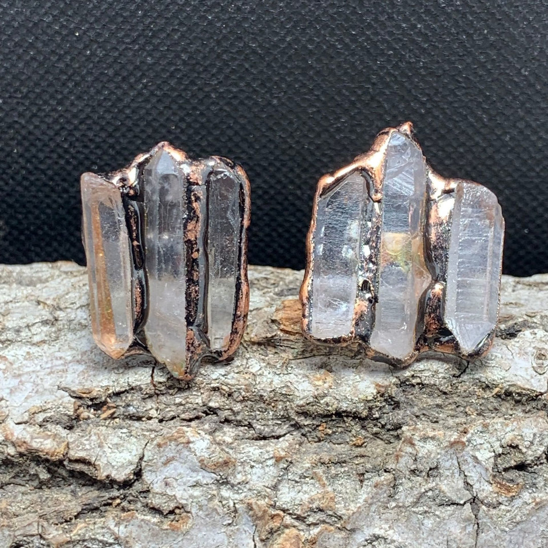 Anillo ajustable de triple combinación irregular de cuarzo transparente natural de Olivenorma 