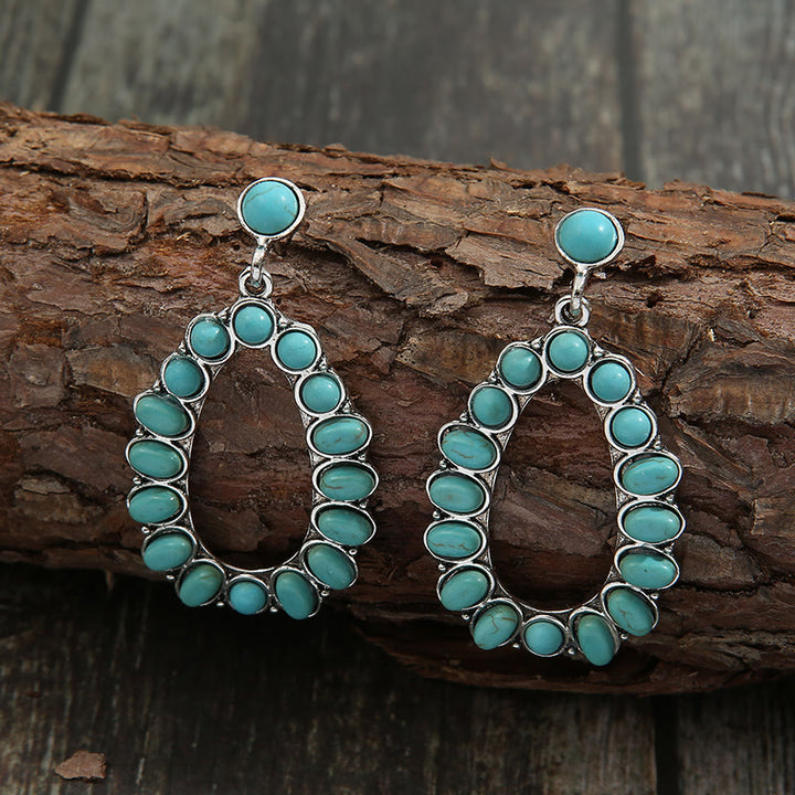 Pendientes bohemios con tachuelas turquesas y diseño de gotas de agua de Olivenorma