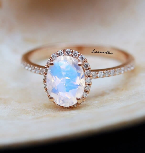 Anillo de oro rosa con piedra lunar de lujo de Olivenorma