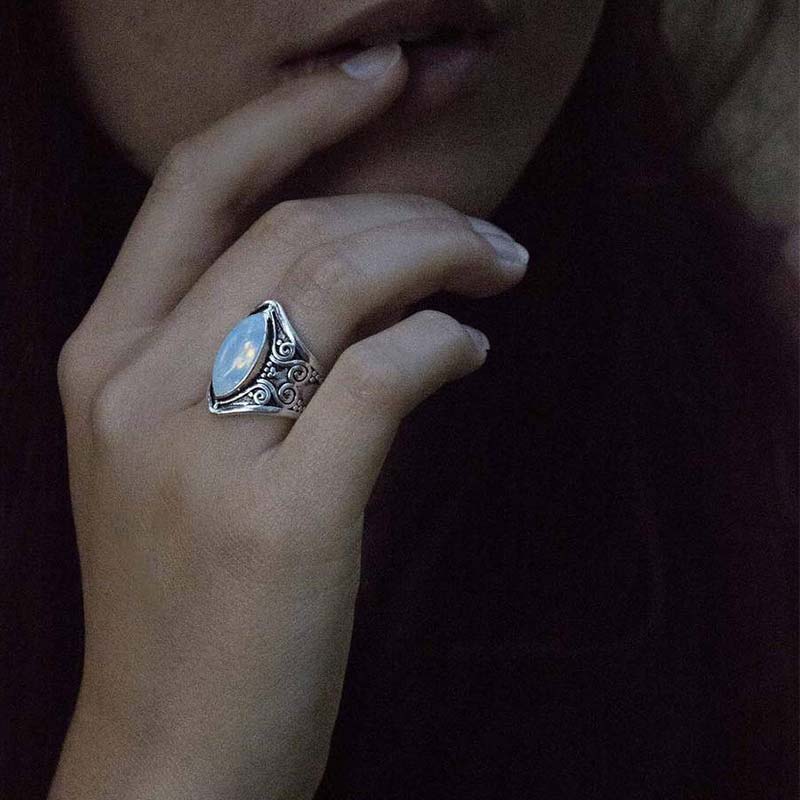 Anillo de protección curativa con piedra lunar Olivenorma