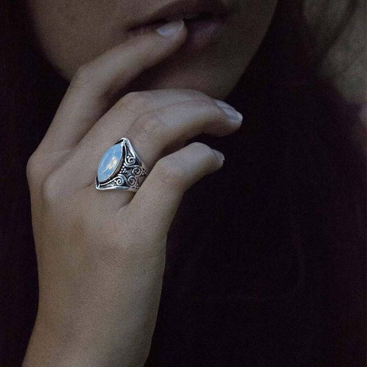 Anillo de protección curativa con piedra lunar Olivenorma