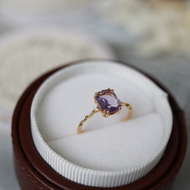 Anillo con diseño de onda de cubo de azúcar y amatista de Olivenorma 