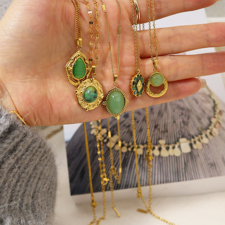 Collar con colgante ovalado de turquesa africana verde de Olivenorma 