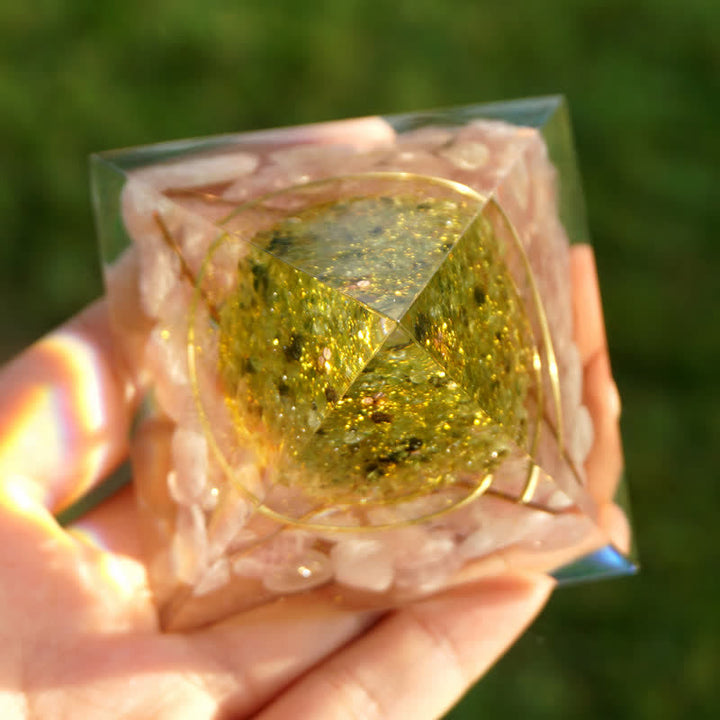 Pirámide orgónica del árbol de la vida con peridoto y cuarzo rosa de Olivenorma