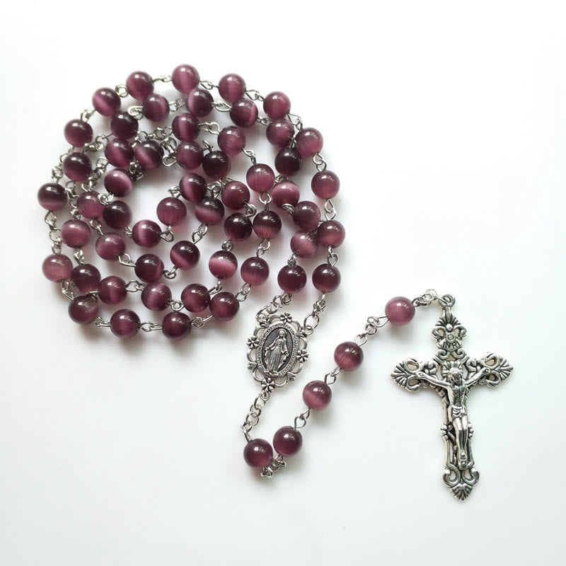 Collar rosario con cruz de plata y piedra de ojo de gato morada de Olivenorma