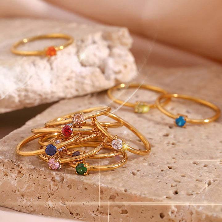 Anillo de acero inoxidable chapado en oro de 18 quilates con piedra natal simple de Olivenorma