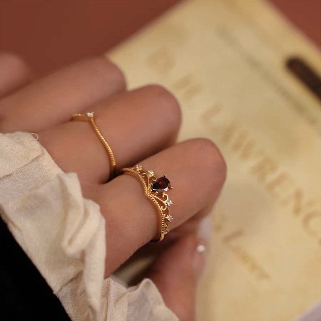 Juego de anillos ajustables apilables con corona de granate rojo de Olivenorma