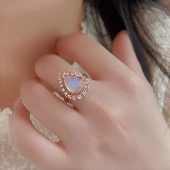 Anillo de oro rosa S925 con circonita blanca y piedra lunar en forma de gota de agua de Olivenorma