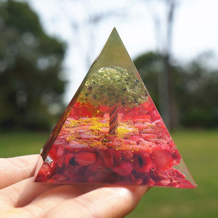 Pirámide de orgón del árbol de la vida de peridoto de Olivenorma con coral rojo