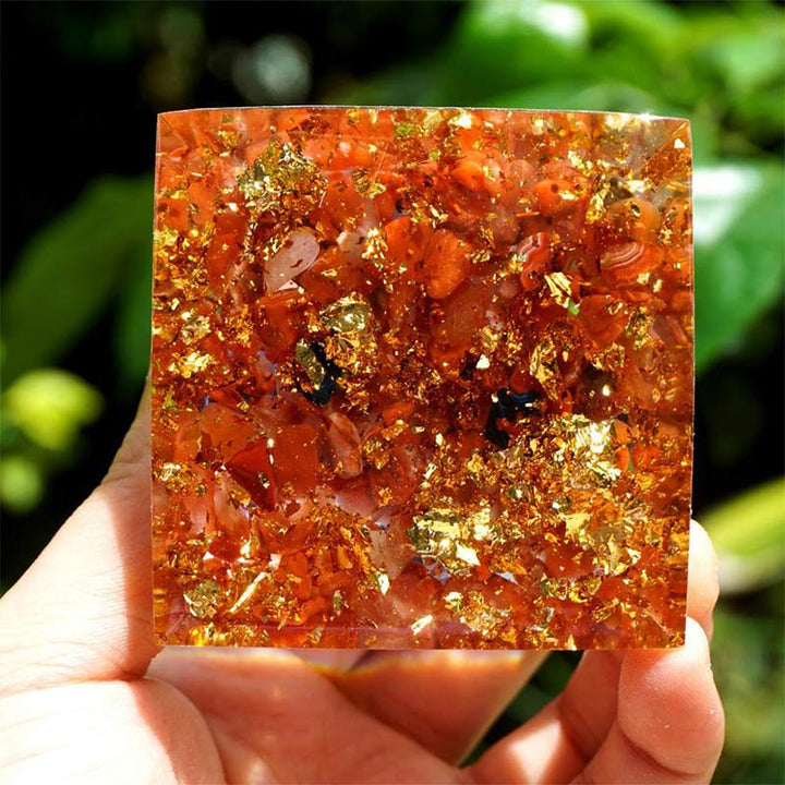 Pirámide de orgón del zodíaco Géminis de amatista y ágata roja de Olivenorma