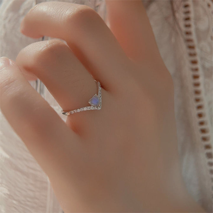 Anillo con diseño de piedra lunar en forma de corazón de Olivenorma 