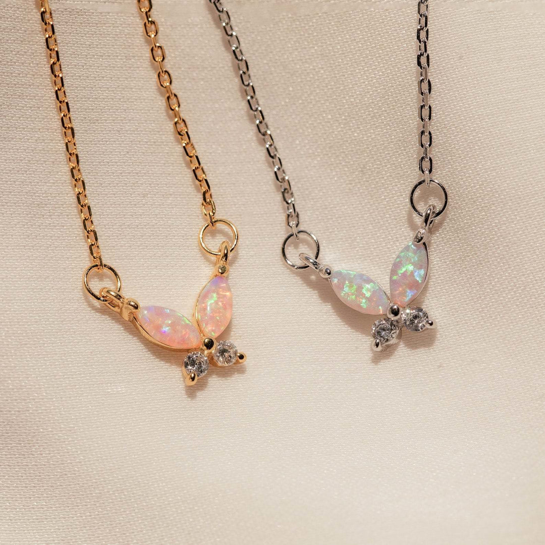 Collar de acero y titanio con colgante de mariposa de ópalo azul y rosa de Olivenorma