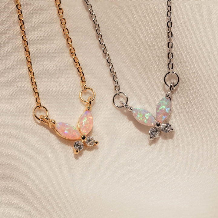 Collar de acero y titanio con colgante de mariposa de ópalo azul y rosa de Olivenorma