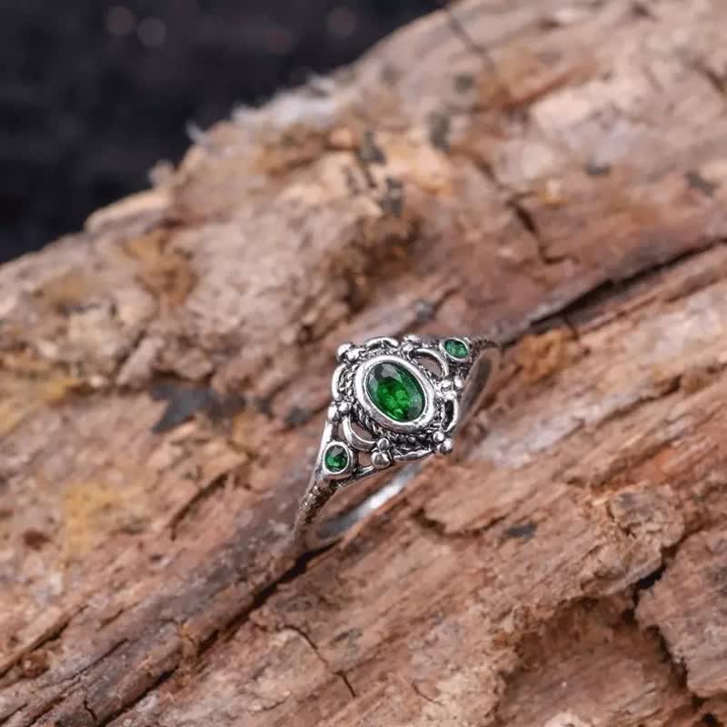 Anillo con esmeralda natural ovalada grabada de Olivenorma 