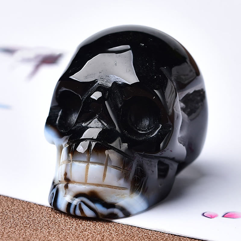 Artesanía con calaveras grabadas en cristal de Olivenorma , decoración con piedras preciosas