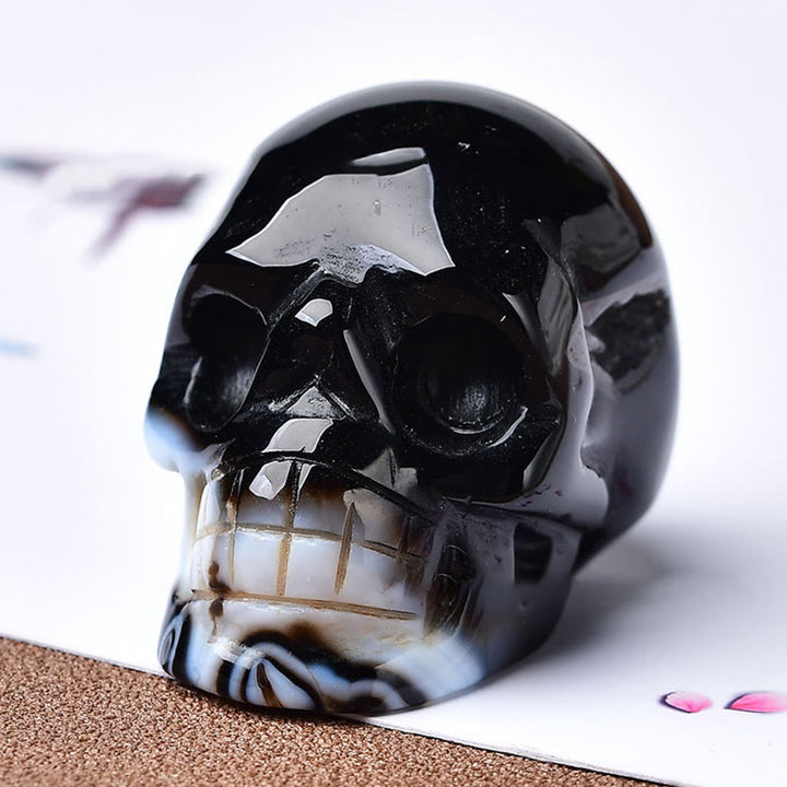 Artesanía con calaveras grabadas en cristal de Olivenorma , decoración con piedras preciosas