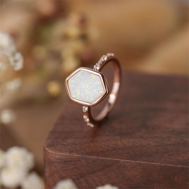 Anillo de circonita áspera con ópalo hexagonal de Olivenorma