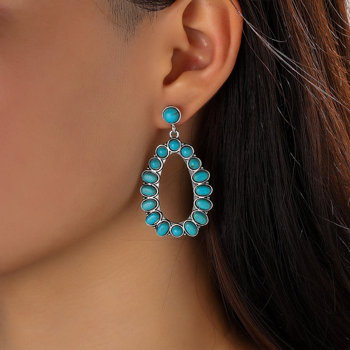 Pendientes bohemios con tachuelas turquesas y diseño de gotas de agua de Olivenorma
