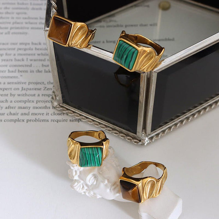 Anillo de titanio, plata y oro con ojo de tigre y malaquita cuadrada de Olivenorma