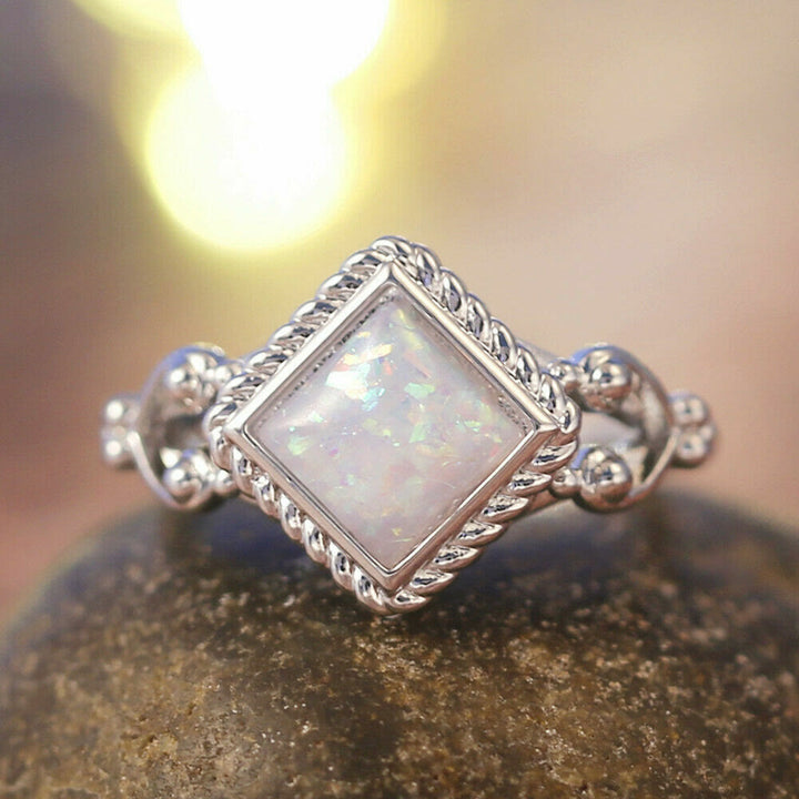 Anillo de ópalo de fuego de talla ovalada de Olivenorma