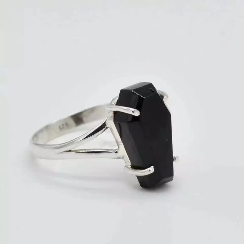 Anillo de ataúd de ónix negro de Olivenorma