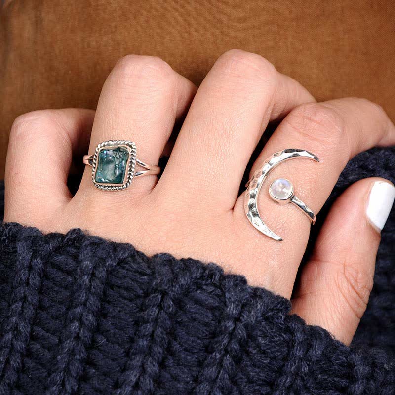 Anillo de luna creciente con piedra lunar de Olivenorma 