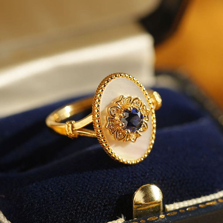 Anillo ajustable de nácar, zafiro y circonita blanca de Olivenorma 