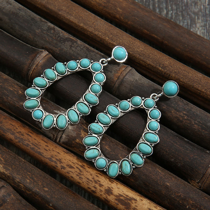 Pendientes bohemios con tachuelas turquesas y diseño de gotas de agua de Olivenorma