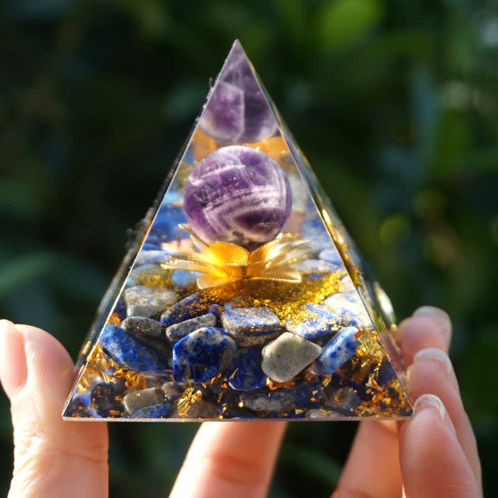 Pirámide de orgón con esfera de amatista y loto positivo de Olivenorma