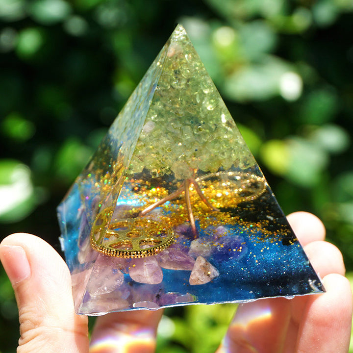 Pirámide de orgón de peridoto, amatista y turmalina negra de Olivenorma 