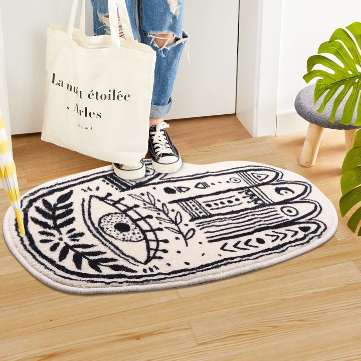 Alfombra suave con símbolo de Hamsa en color blanco de Olivenorma