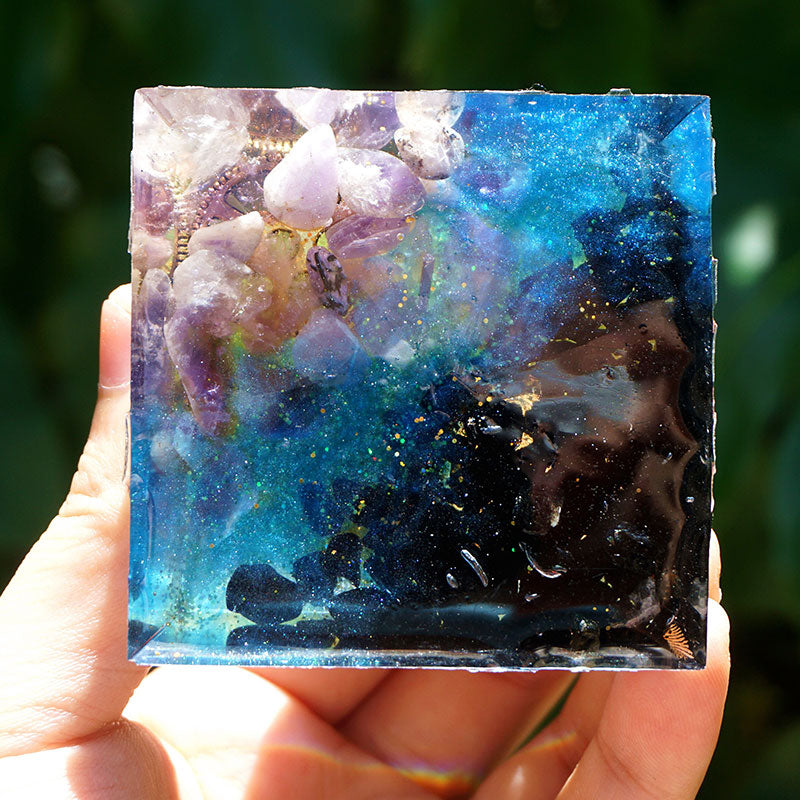 Pirámide de orgón de peridoto, amatista y turmalina negra de Olivenorma 