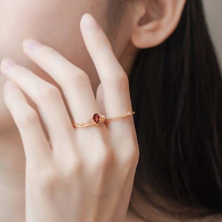 Juego de anillos ajustables apilables con corona de granate rojo de Olivenorma