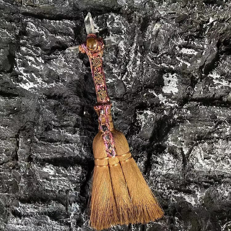Adorno ritual de bruja con escoba de cristal de Olivenorma